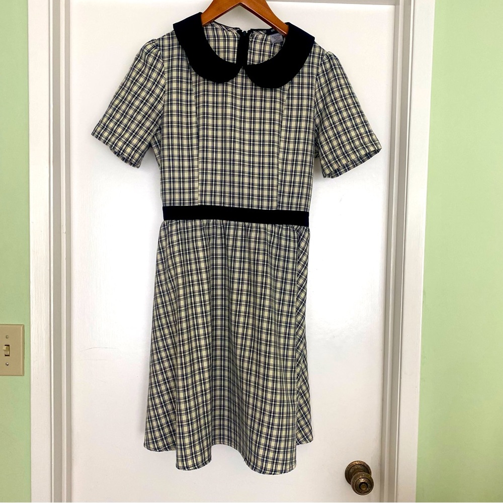 Lovely Retrolicious dress with black collar